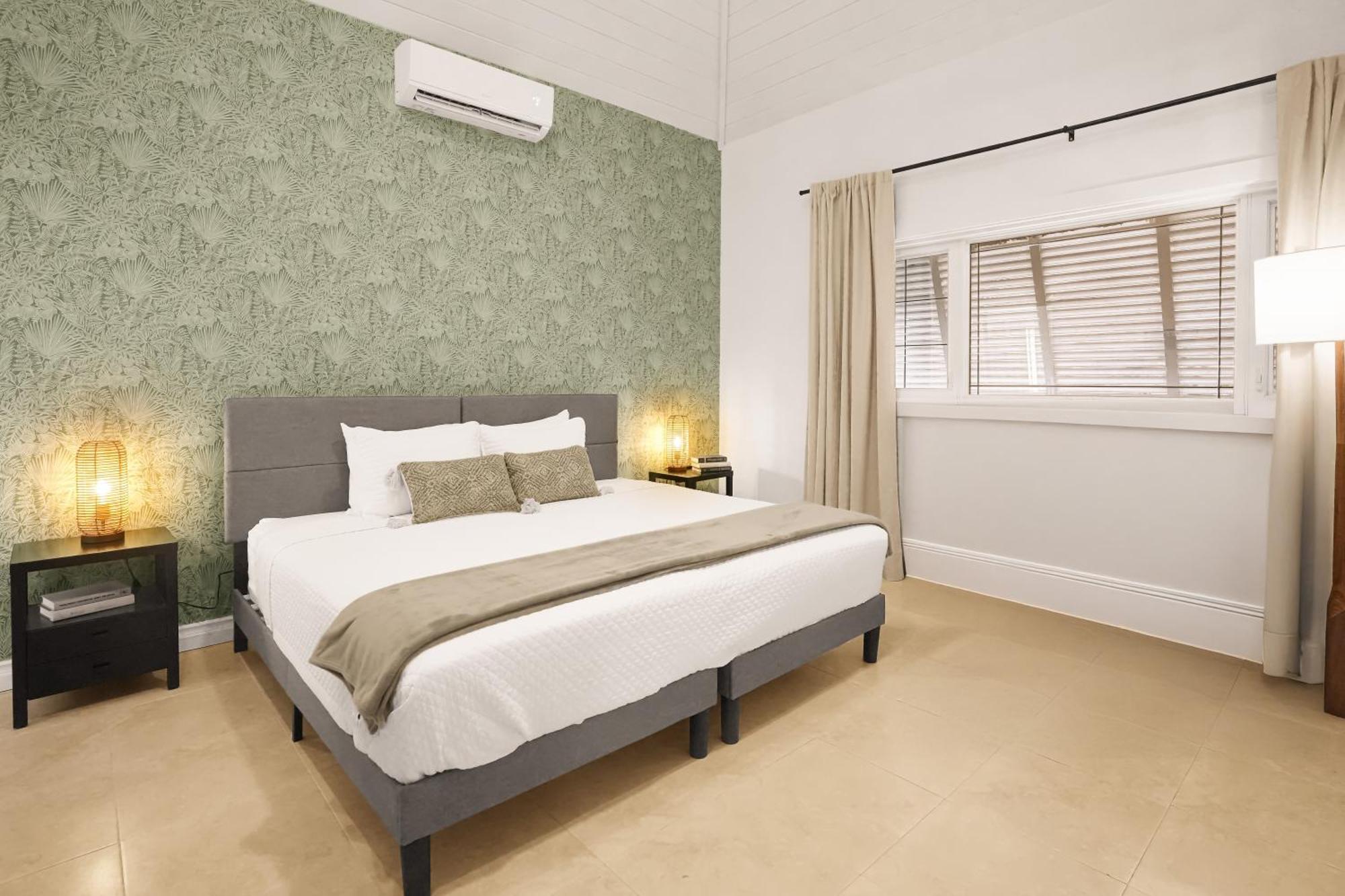 Cobalt Coast Resort West Bay Екстер'єр фото
