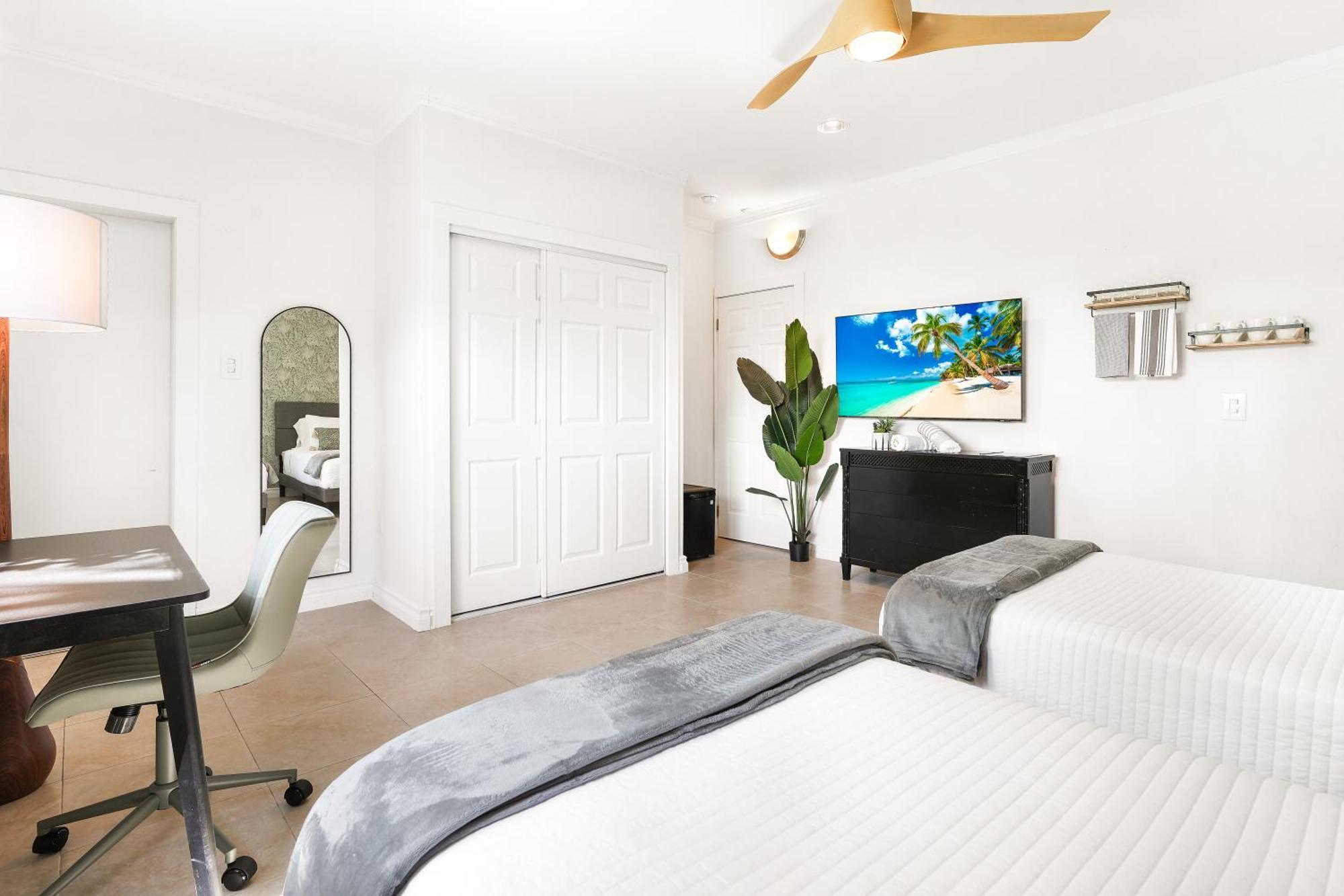 Cobalt Coast Resort West Bay Екстер'єр фото