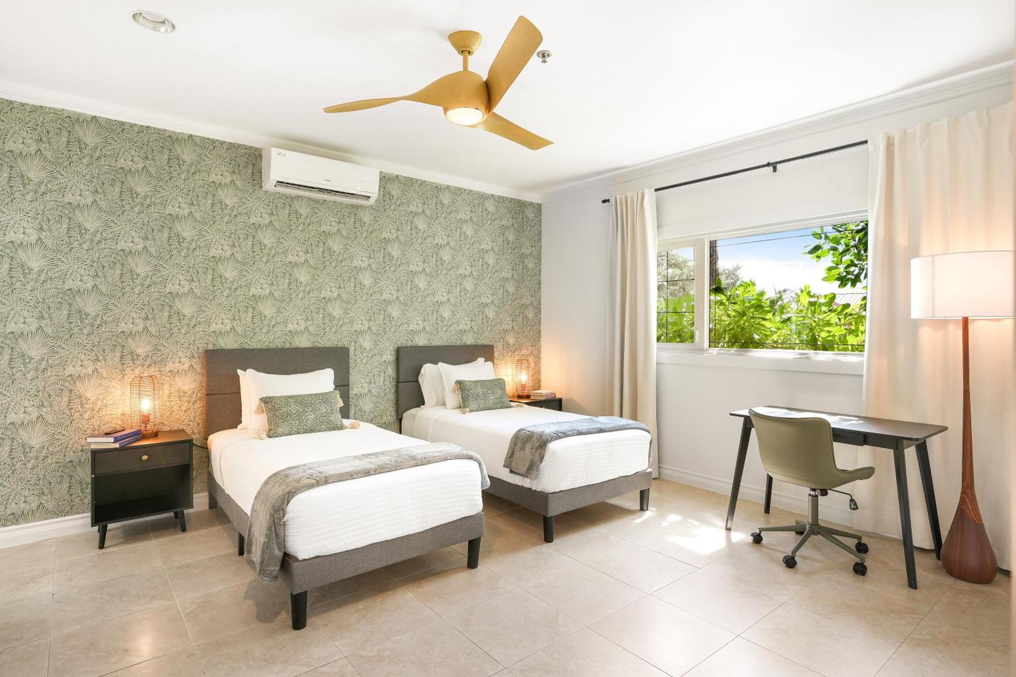 Cobalt Coast Resort West Bay Екстер'єр фото