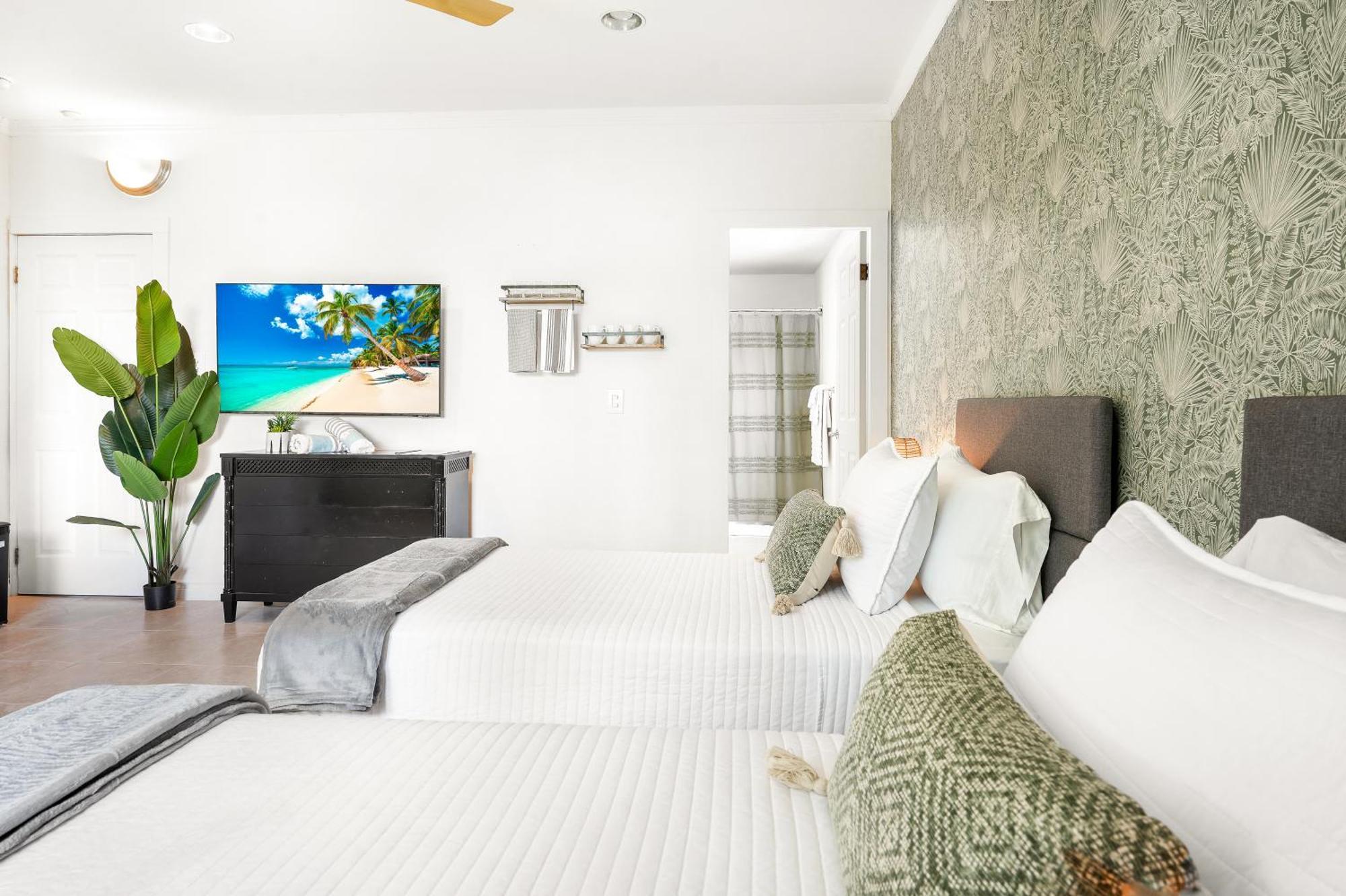 Cobalt Coast Resort West Bay Екстер'єр фото