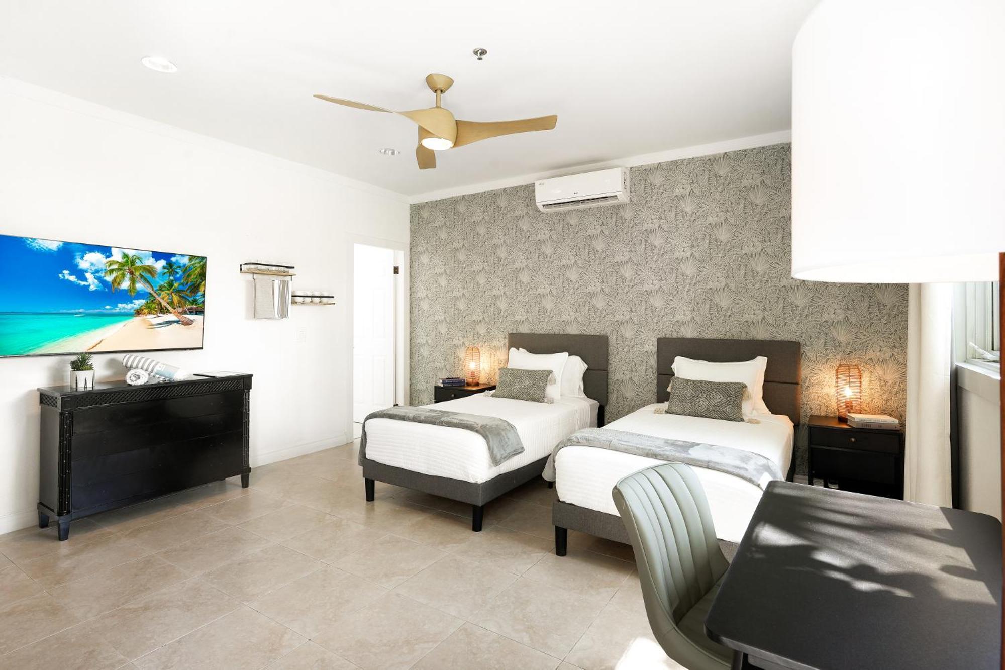 Cobalt Coast Resort West Bay Екстер'єр фото