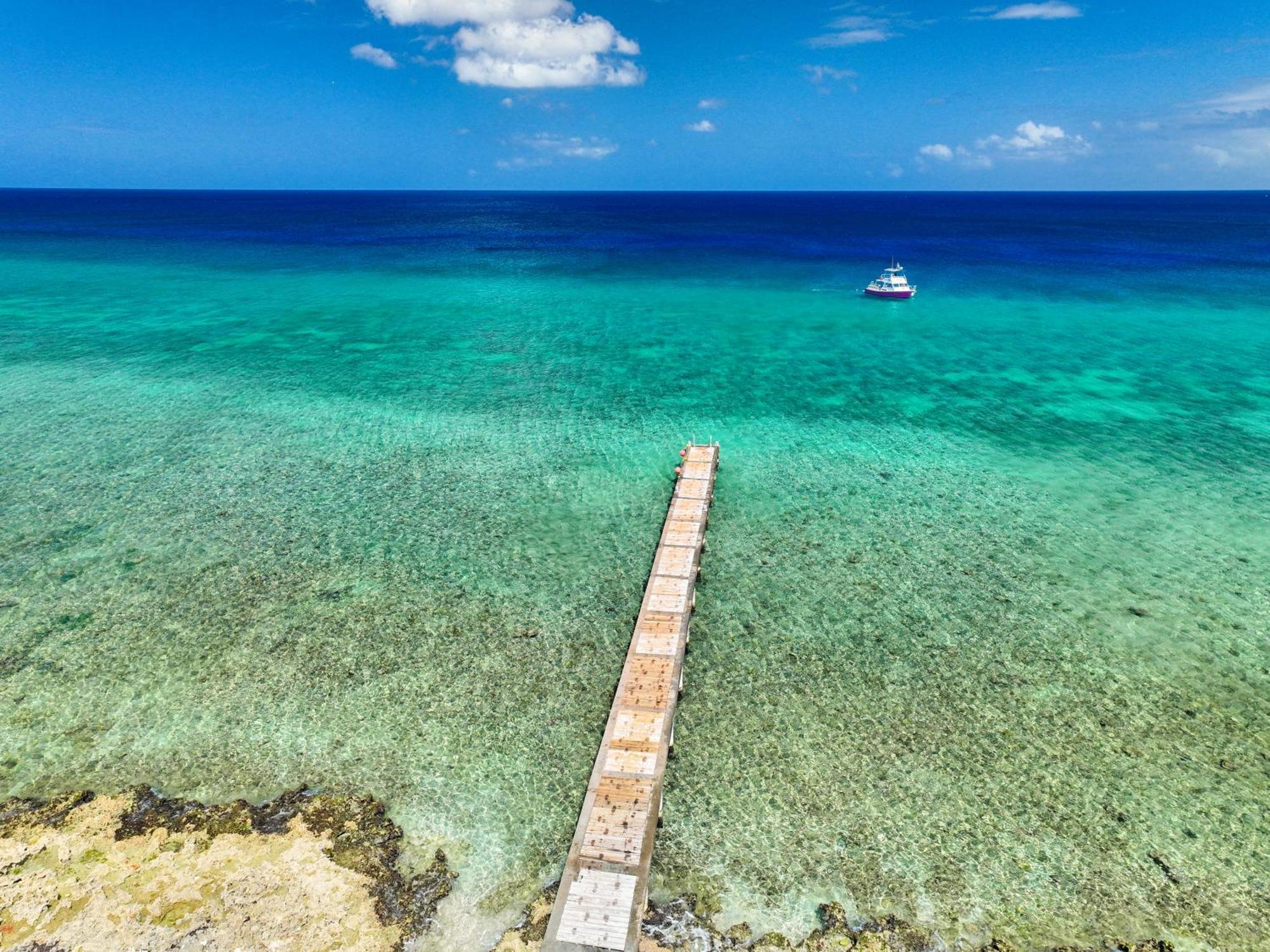 Cobalt Coast Resort West Bay Екстер'єр фото